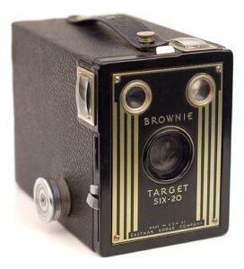 Kodak Brownie Target Six-20” by John Kratz from Burlington NJ, USA – Kodak Brownie Target Six-20. Licensed under Creative Commons Attribution-Share Alike 2.0 via Wikimedia Commons